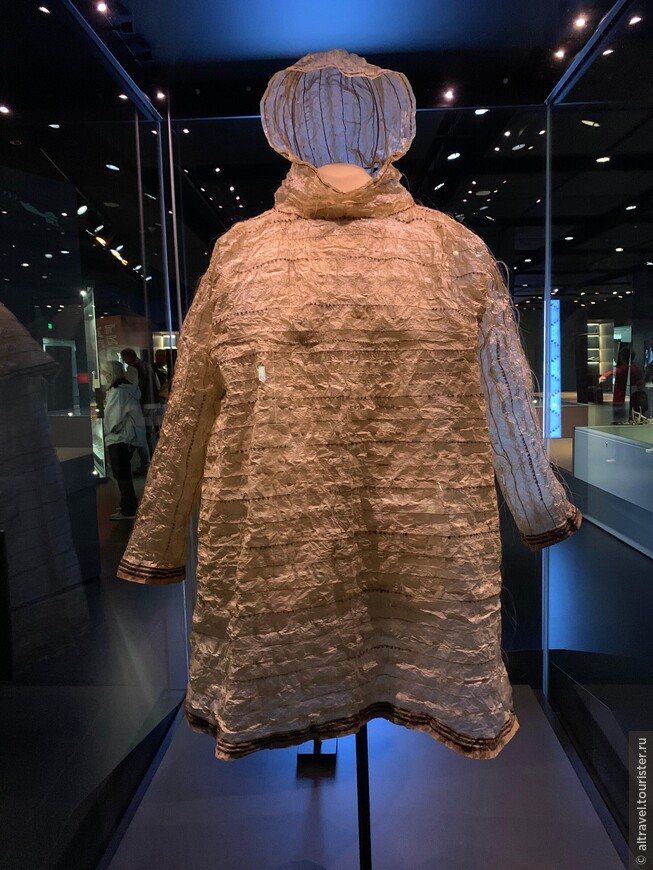 Плащ из кишок морских животных (1880) - легкий, водонепроницаемый, ветрозащитный. Иногда их украшали вышивкой и перьями. Считается, что индейцев на изготовление этой престижной одежды вдохновили накидки, которые носили европейские и американские исследователи Алеутских островов.