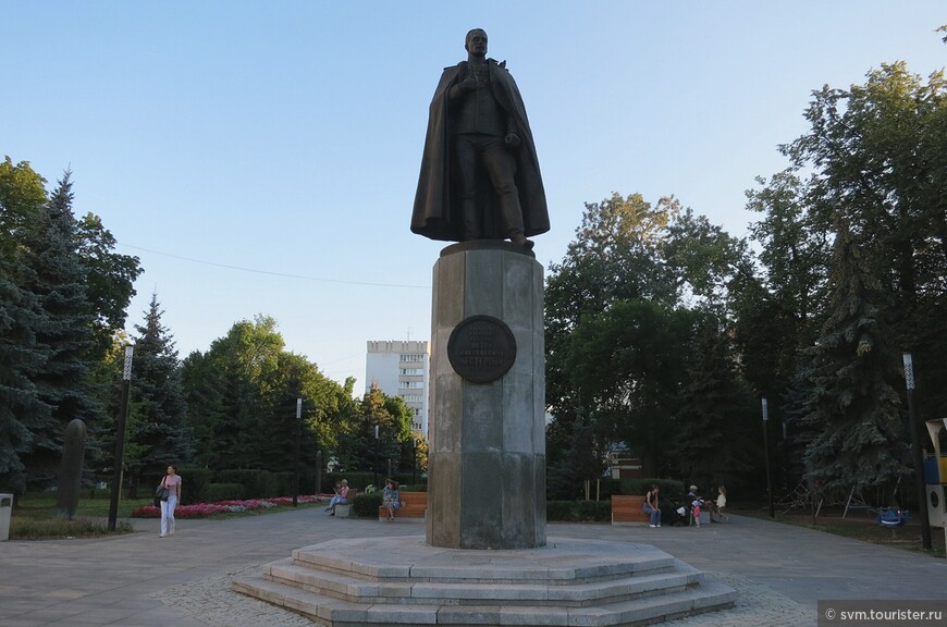Скульпторами памятника были Иулиан и Александр Рукавишниковы,внук и правнук,того самого Сергея Рукавишникова,чей дворец находится по соседству.