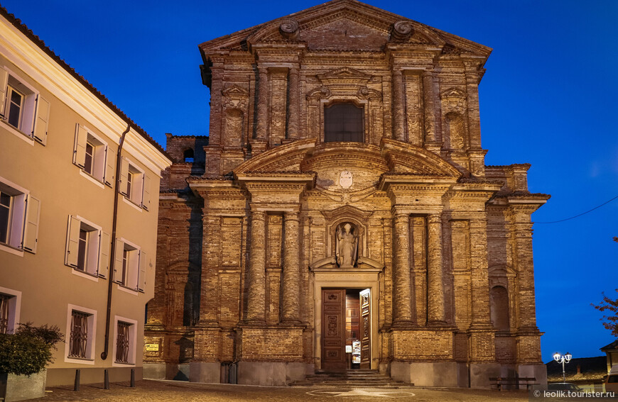 Приходская церковь Святого Мартина (1699) – ярчайший образец архитектуры в стиле барокко. Церковь названа в честь покровителя города Святого Мартина, чья статуя венчает главный вход.