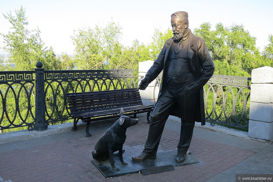Автор памятника скульптор А.Щитов,на его счету ряд памятников в Нижнем Новгороде,к примеру Петру Первому возле Зачатской башни.