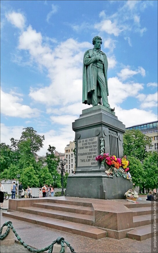Памятник Александру Пушкину установлен в 1880 году. Скульптор Опекушин А.М.
