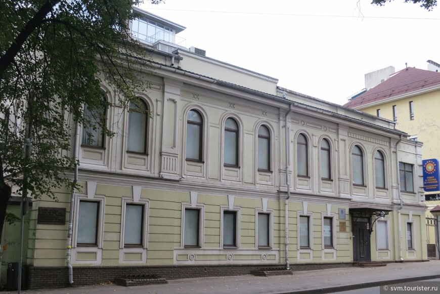 В этом доме,в самом начале ул.Минина,с 1885 по 1910 год располагалась первая Нижегородская центральная ручная телефонная станция.Емкость первого коммутатора была всего 50 номеров,зато уже,через 10 лет-400 номеров.