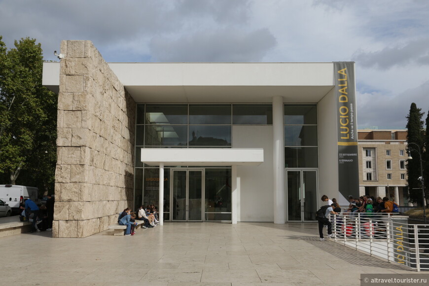 Оболочка-музей, в котором размещён восстановленный Алтарь мира, 2006 год. Архитектор - Ричард Мейер. Здание сконструировано с большой площадью остекления стен, чтобы добиться максимального естественного освещения алтаря. 