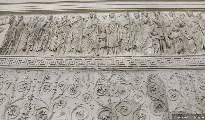 Рельеф южной стороны ограды (справа, если стоять лицом ко входу в алтарь). Здесь изображен сам Август и его ближайшие родственники.