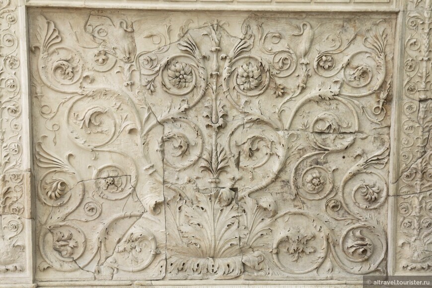  Растительный орнамент с лебедями, идущий по периметру ограды алтаря.
