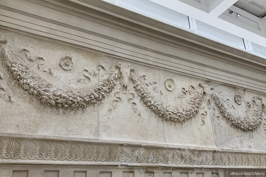Декор внутри алтаря - фриз с букраниями.