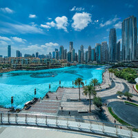 Рядом с Dubai Mall.