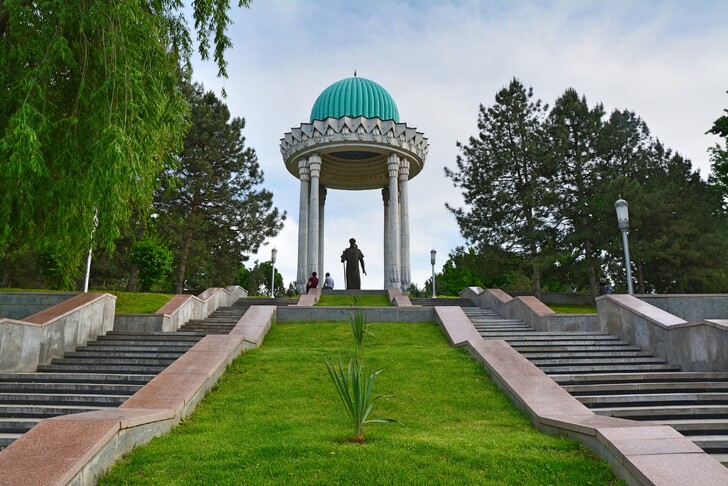 Памятник Алишеру Навои в парке им. А. Навои