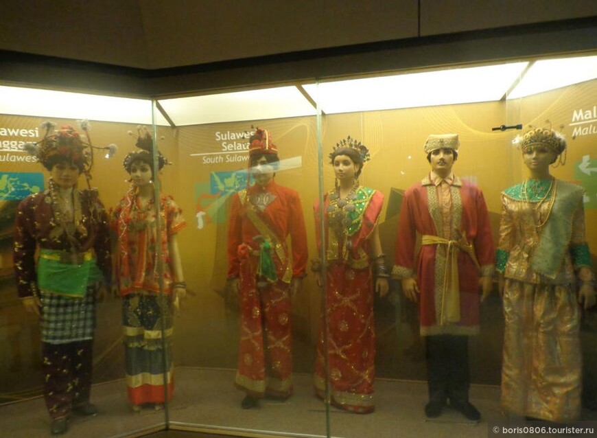 Экспозиция первого этажа — костюмы народов всех провинций страны