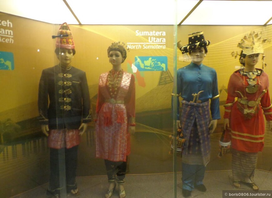 Экспозиция первого этажа — костюмы народов всех провинций страны