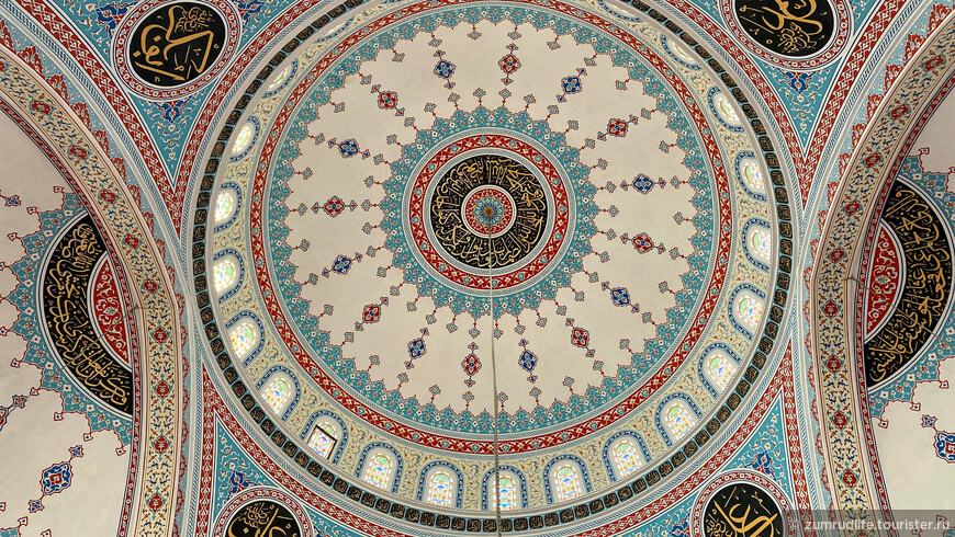 Потолок в Мечети Merkez Külliye Camii в Манавгате.
