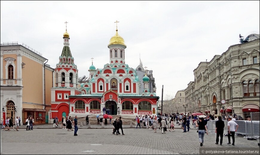 Казанский собор. Восстановлен в 1993 году после снова в 1936 году. Впервые был построен на этом месте в 1630 году