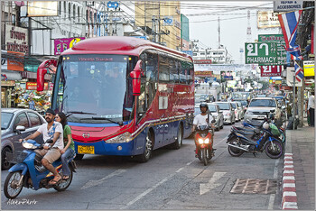 В Таиланде мототаксисты устроили массовую драку из-за туристов