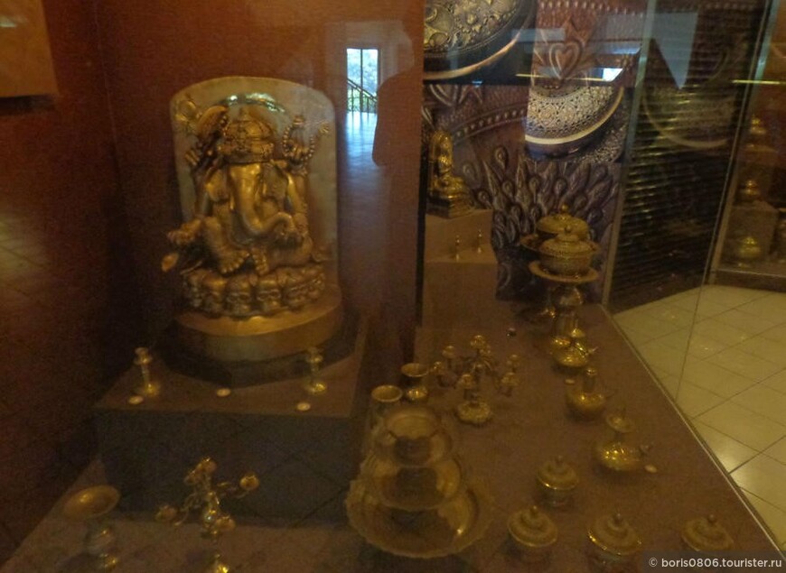 Второй этаж музея — коллекция изделий мастеров Индонезии