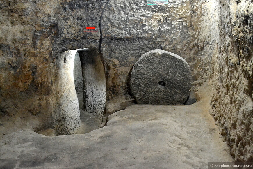 Такими жерновами и закрывались входы между туннелями в подземельях.