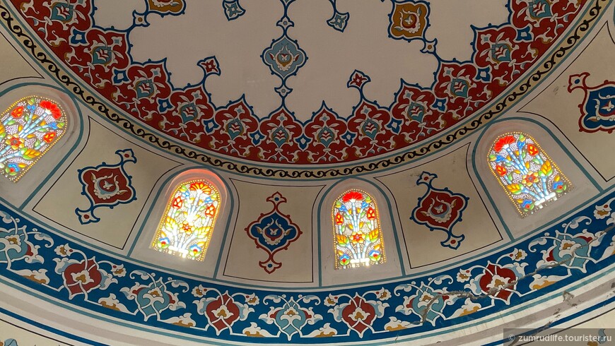 Оконные витражи в Мечети Merkez Külliye Camii в Манавгате