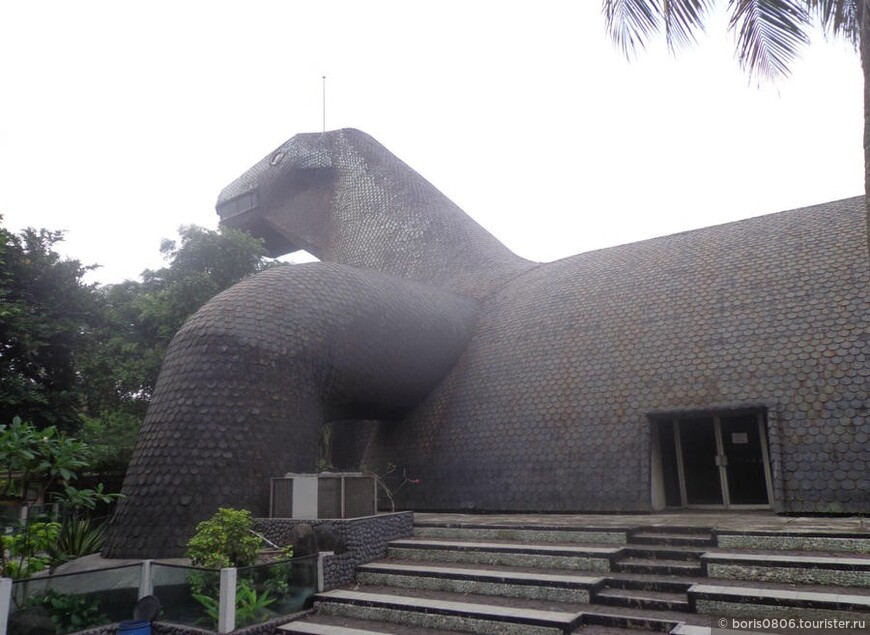 Мрачноватый музей в здании нестандартной формы