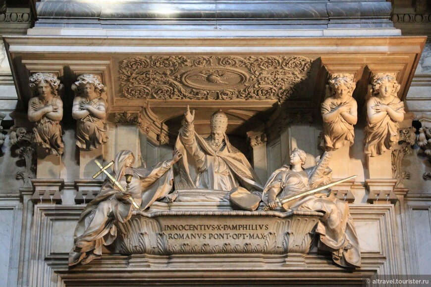 «Висящий» над входом в церковь саркофаг с захоронением папы Иннокентия X.