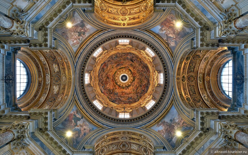 Арочный потолок храма с центральным куполом, в котором находится фреска «Вознесение Марии (Ассунта)» живописца Фиро Черри (фото из Википедии).