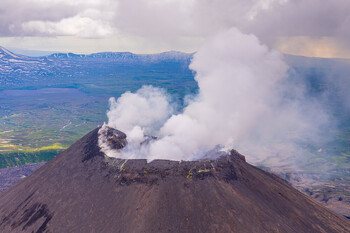 Вулкан Шивелуч выбросил столб пепла на высоту 6.5 км