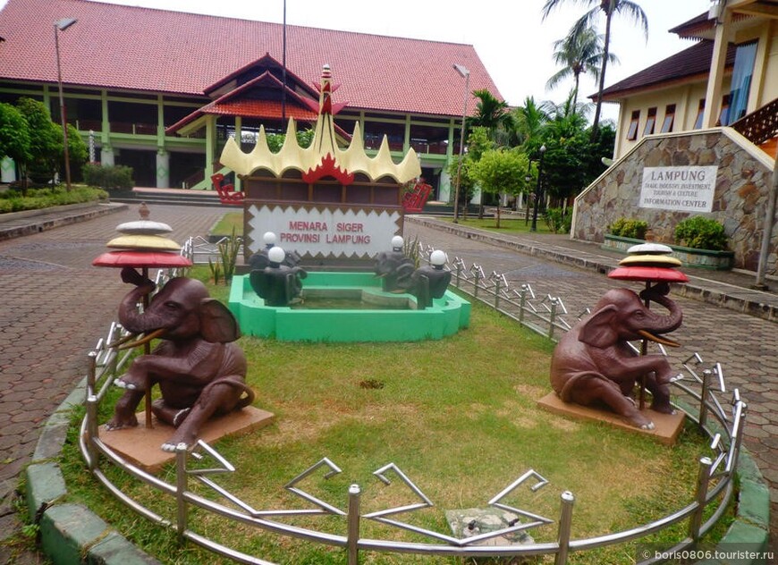 Павильоны с экспозицией на тему южных провинций Суматры