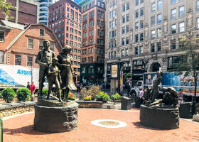 Знаменитый памятник в Бостоне, посвященный гонениям на ирландцев в Новом Свете. Слева - сытые, здоровые и благополучные американцы, справа - погибающие от голода ирландские иммигранты, которые не могут получить даже право на работу.
