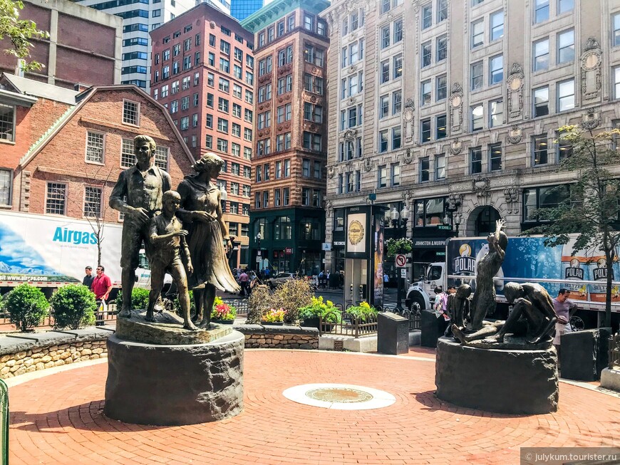 Знаменитый памятник в Бостоне, посвященный гонениям на ирландцев в Новом Свете. Слева - сытые, здоровые и благополучные американцы, справа - погибающие от голода ирландские иммигранты, которые не могут получить даже право на работу.