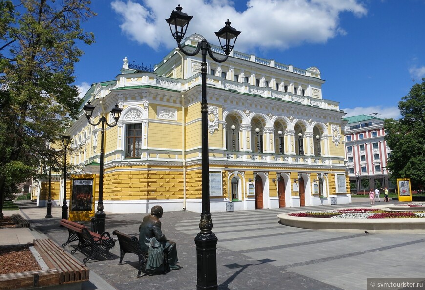 Историю свою нижегородский театр ведет с 1798 года,когда князь Н.Шаховской открыл публичный театр с крепостными актерами.Считается одним из старейших театров в нашей стране.