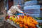Индийцы верят, цветочные гирлянды помогают душе настроиться на нужный лад. Ими торгуют около торговых центров и крупных достопримечательностей 