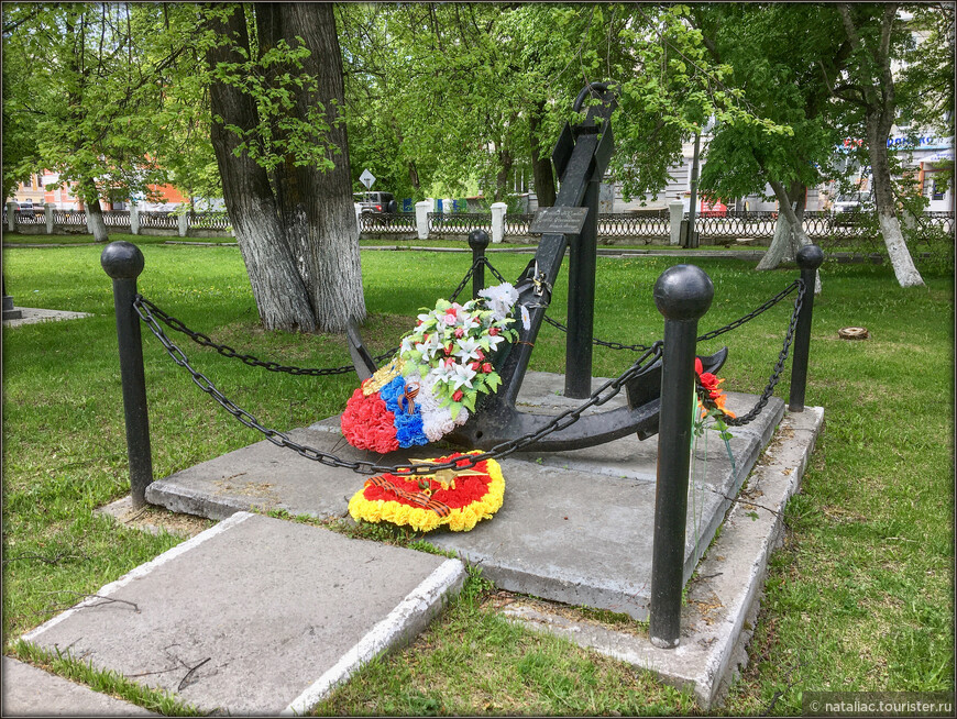 Памятник в честь 300-летия Флота Российского.