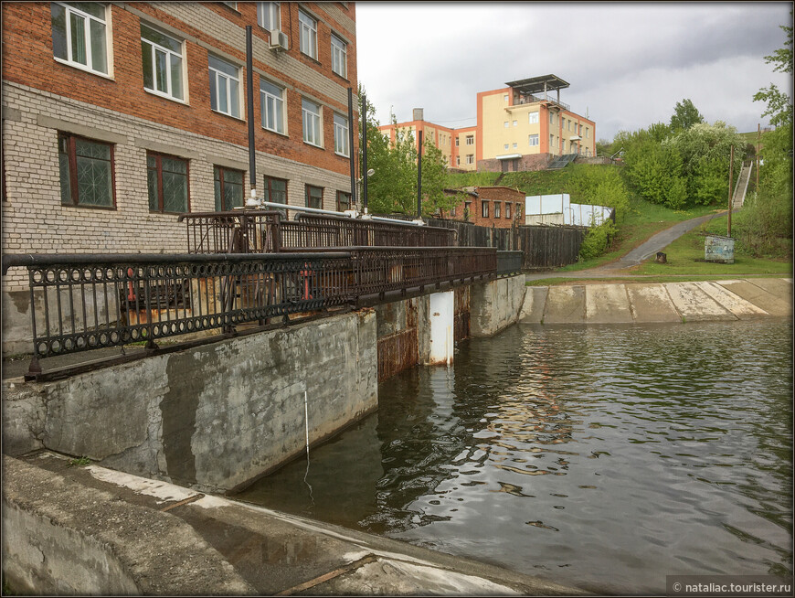 Средняя глубина Невьянского пруда чуть более 3-х метров и только около плотины достигает 10 метров.