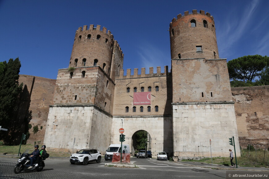 Ворота Сан-Себастиано (в прошлом - Porta Appia, №1 на плане), от которых начинается Аппиева дорога.