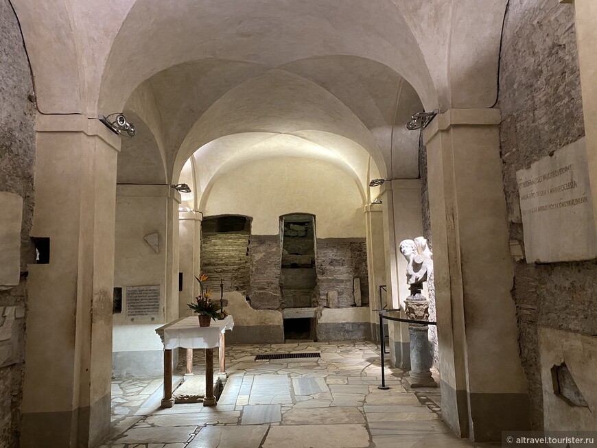 Подземная часовня, где первоначально хранились останки Св. Себастьяна. Установленный там бюст святого приписывается Бернини. Фото из Интернета.