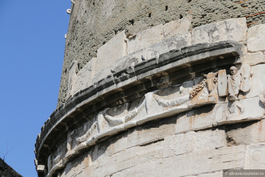 Декоративный фриз вокруг мавзолея с бычьими головами.