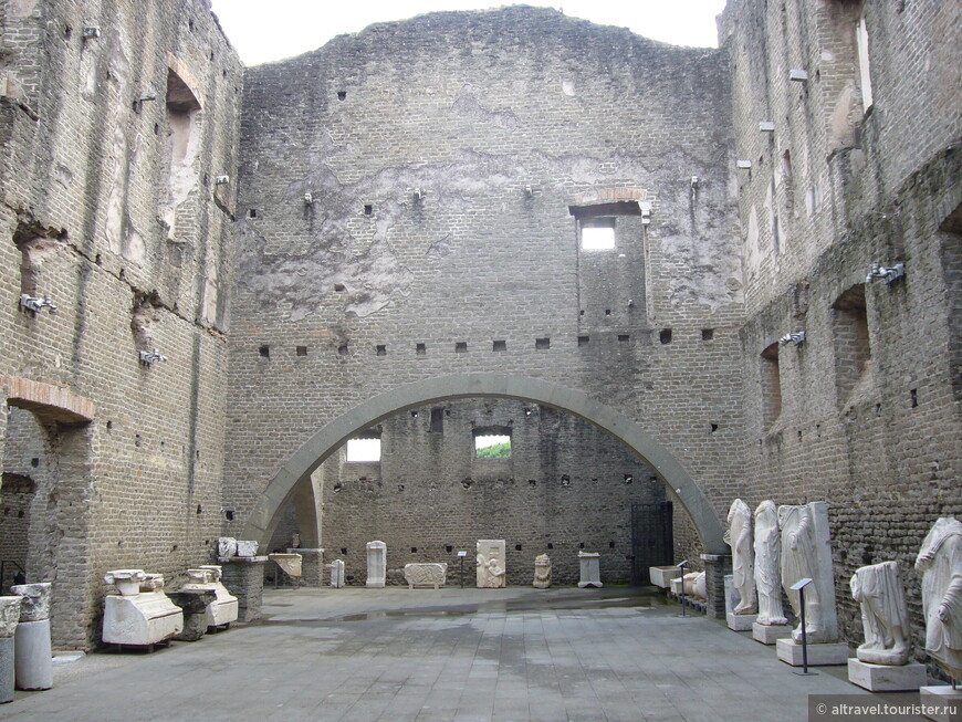 Погребальные скульптуры с Аппиевой дороги, выставленные внутри крепости Каэтани, примыкающей к мавзолею Цецилии Метеллы. 
