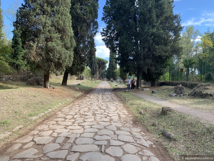 Начало прогулки вдоль пешеходного участка Аппиевой дороги. Здесь сохранилась её римская мостовая из базальтовых плит.