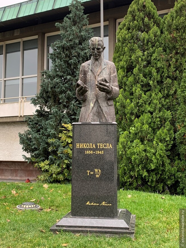 Памятник Николе Тесле возле собора Св. Саввы.