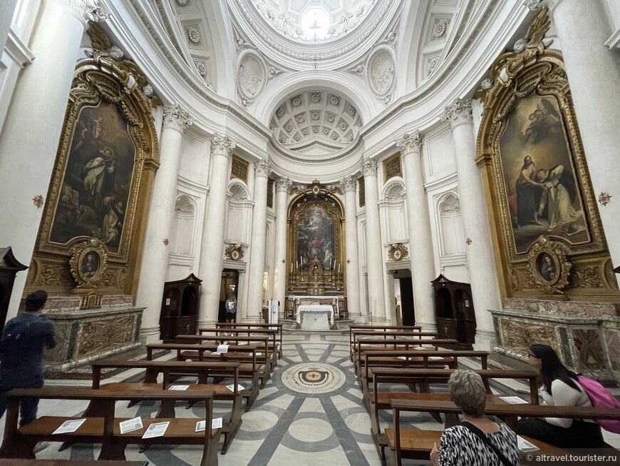 Интерьер церкви Св. Карла - пиршество изогнутых форм и силуэтов.