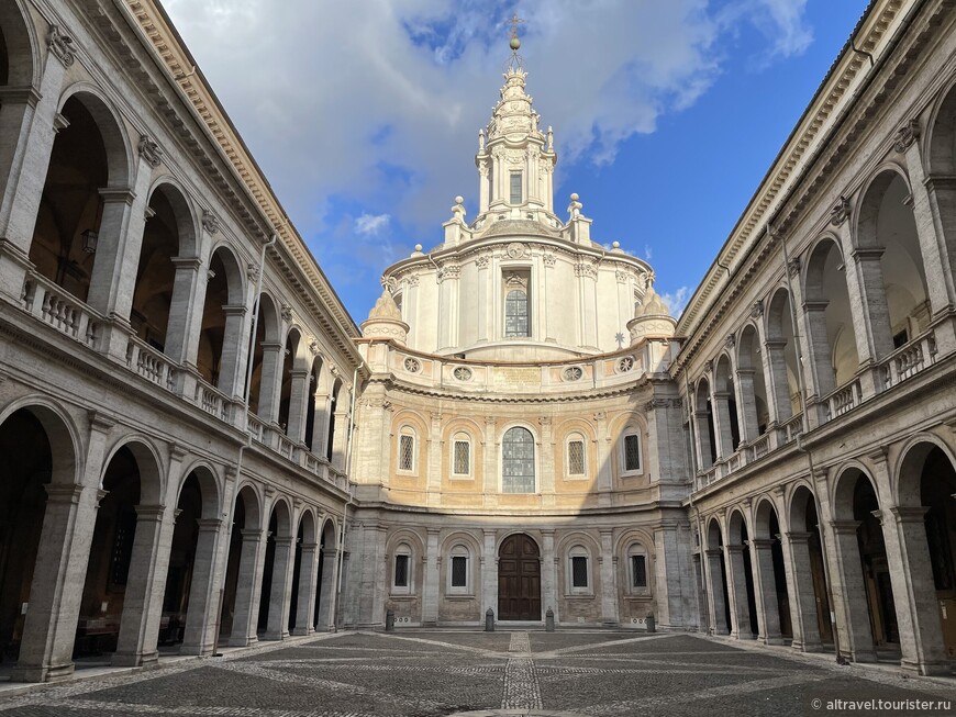 Церковь Святого Иво находится во дворе дворца «Сапиенца» с папскими архивами. Двор окружён красивым двухуровневым портиком 16-го века, который замыкается полукруглым низом церкви, что создаёт единую органичную композицию.