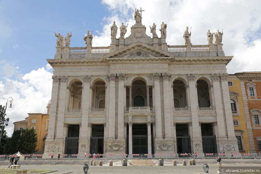 Латеранская базилика (San Giovanni in Laterano): центральный неф (фото ниже).
