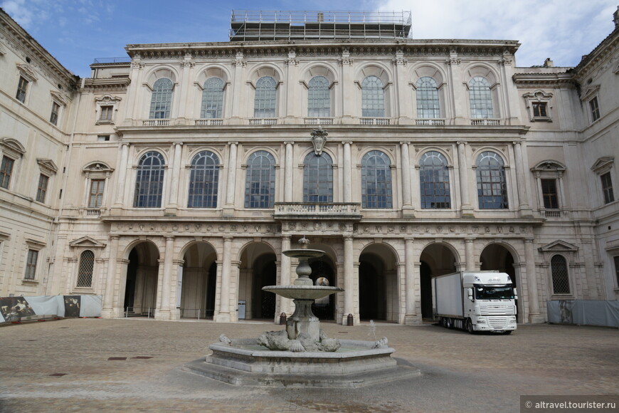 Палаццо Барберини (Palazzo Barberini): задний фасад и фантастическая винтовая лестница с колоннами (фото ниже).