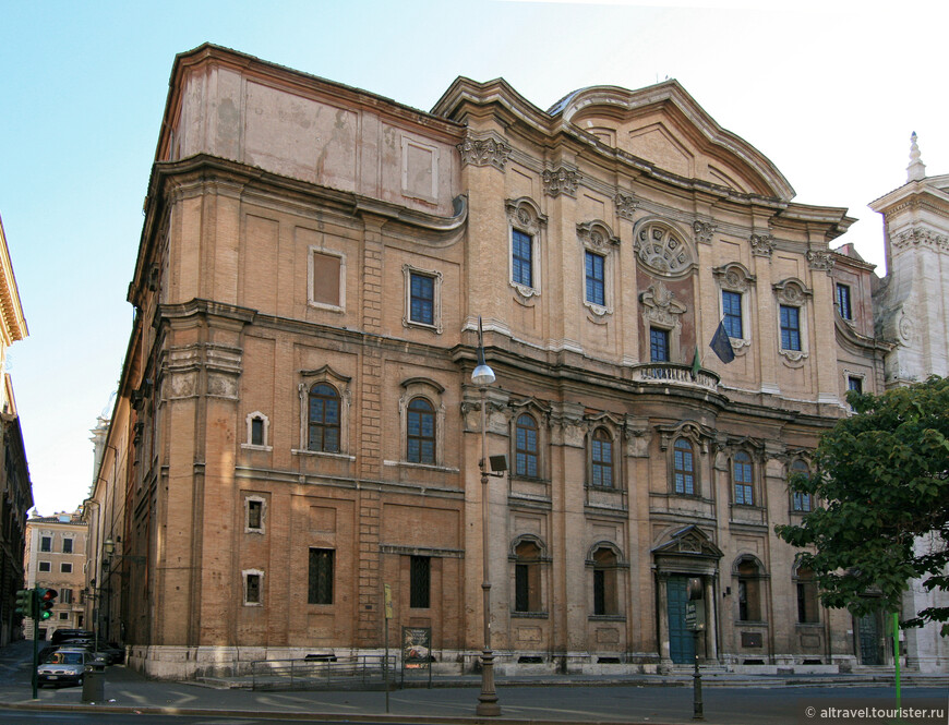Ораторий Филиппо Нери (Oratorio dei Filippini): фасад с характерными для Борромини изгибами.