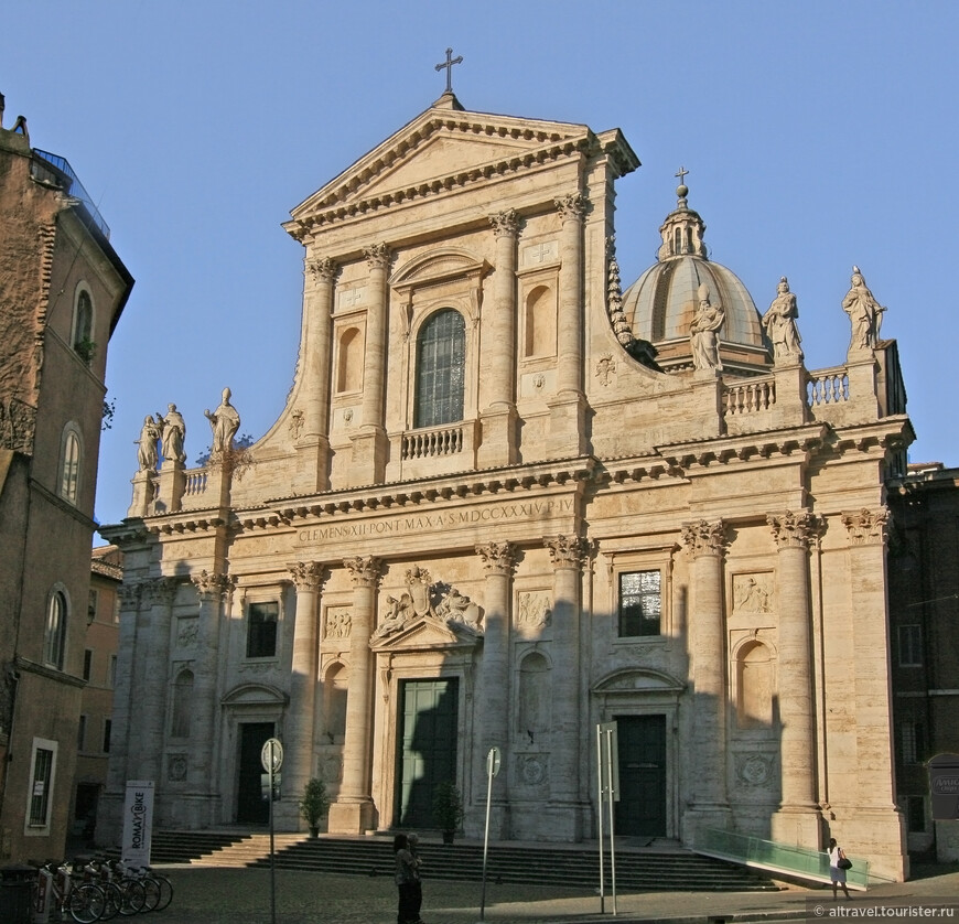 Церковь Иоанна Крестителя флорентийцев (San Giovanni dei Fiorentini): алтарь (на фото ниже). В этом же храме Борромони похоронен. Фотографии из интернета. 