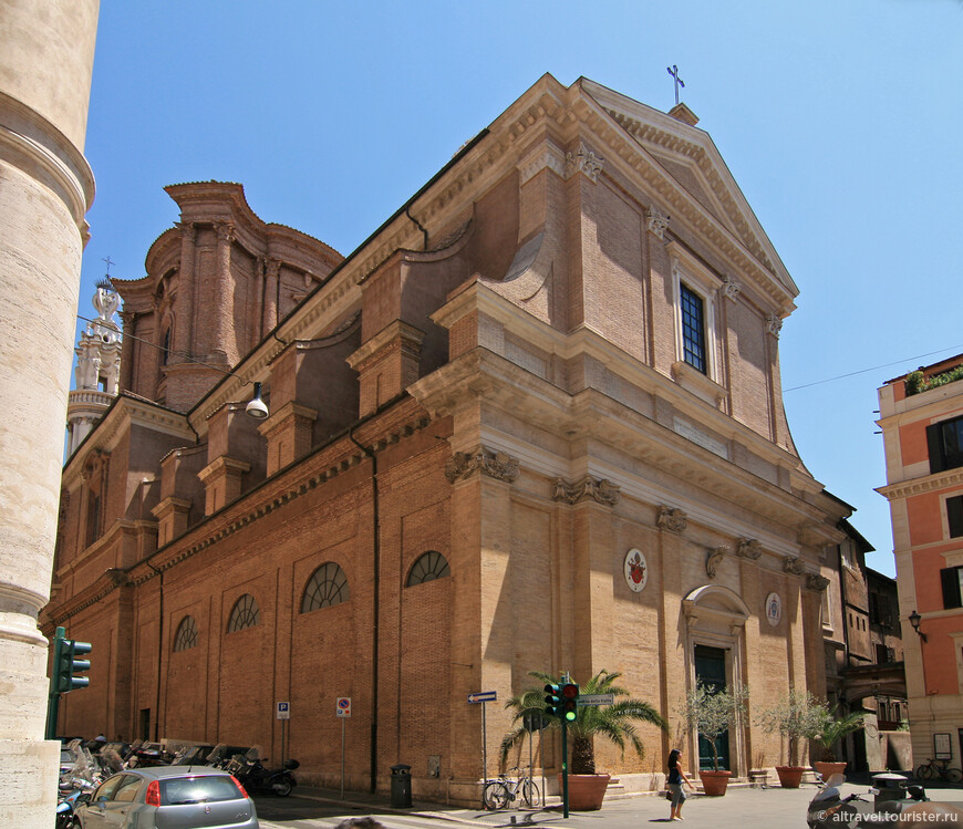 Церковь Св. Андрея в зарослях (Sant'Andrea delle Fratte): купол, колокольня (на фото ниже). 