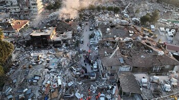 Число жертв землетрясения в Турции превысило 20 600 человек