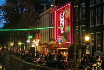 В Амстердаме запретят курение марихуаны в Квартале красных фонарей