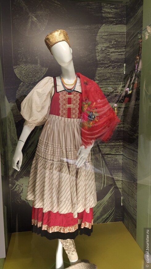 женский костюм:рубаха, сарафан фартук, кокошник.