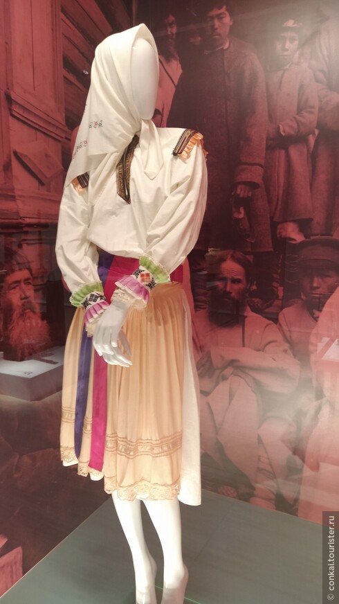 женской костюм: рубаха, манжеты, фартук, лента(поясное украшение) платок лапти.