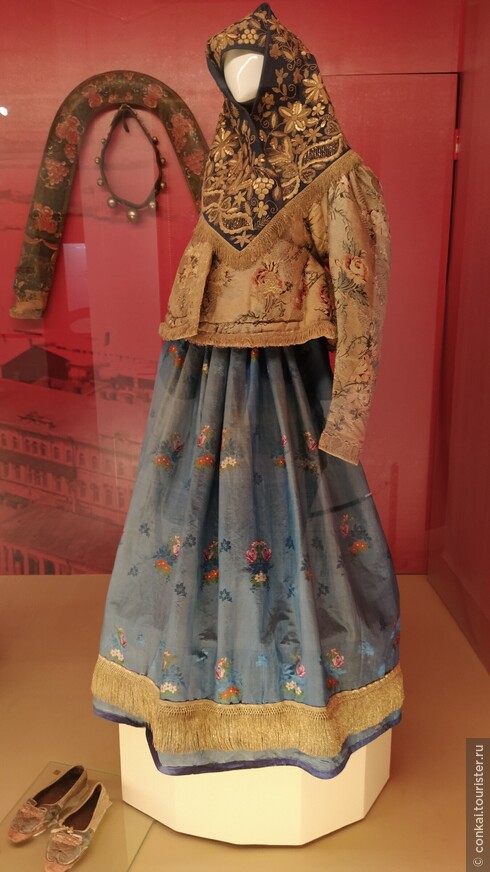 женский костюм: сарафан, телогрея,платок.