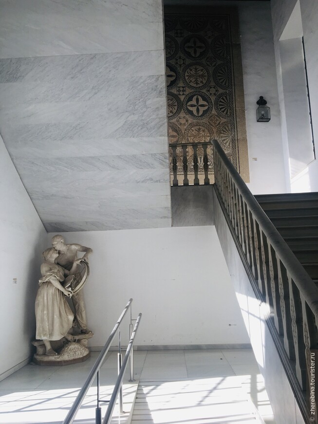 скульптура под лестницей